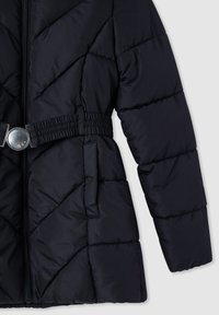 Granatowa pikowana kurtka z zapięciem na zamek błyskawiczny z przodu, elastycznym pasem, dwoma bocznymi kieszeniami oraz skośnym wzorem przeszyć. Zawiera okrąły metalowy akcent.