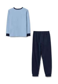 Top de manga larga azul claro con ribete azul marino, combinado con pantalones de forro polar azul marino que presentan una cinturilla elástica y dobladillos ajustados.