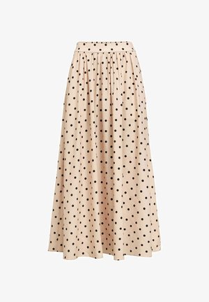 Falda midi de color rosa claro con lunares negros, que presenta un diseño de cintura alta, tela fruncida y una textura suave.