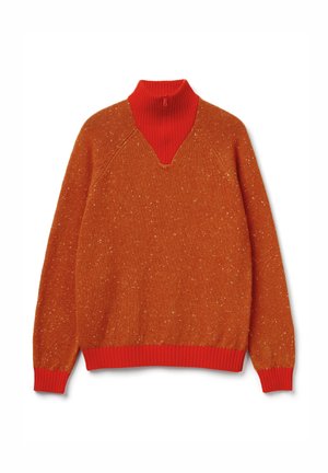 Pletený oranžový svetr s třpytivou texturou, vybavený červeným žebrovaným stojáčkem a výstřihem do V. Manžety a lem jsou také žebrované.