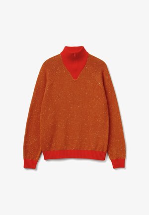 Pletený oranžový svetr s třpytivou texturou, vybavený červeným žebrovaným stojáčkem a výstřihem do V. Manžety a lem jsou také žebrované.