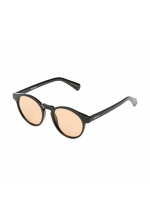Lunettes de soleil rondes avec des montures en plastique noir et des verres rose clair. Présentent une texture lisse, des branches fines et le logo de la marque sur le côté interne.
