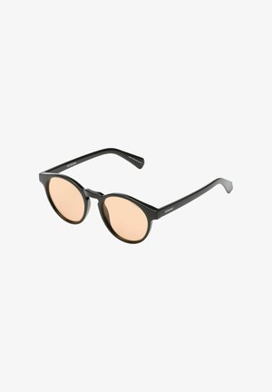 Lunettes de soleil rondes avec des montures en plastique noir et des verres rose clair. Présentent une texture lisse, des branches fines et le logo de la marque sur le côté interne.