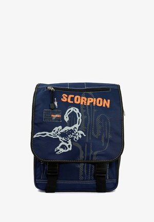 Marine boodschappentas met een schorpioengrafiek, voorzien van een ritszak, verstelbare banden en versterkte stiksels. Duurzaam materiaal.