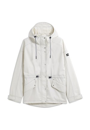 Imperméable à capuche blanc avec boutons-pression à l'avant, cordons ajustables à la taille et à la capuche, poches à rabat, et patch de marque sur la manche gauche.