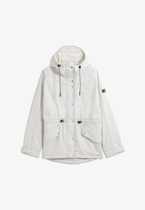 Imperméable à capuche blanc avec boutons-pression à l'avant, cordons ajustables à la taille et à la capuche, poches à rabat, et patch de marque sur la manche gauche.