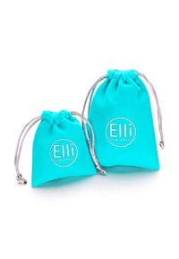 Türkisfarbene Beutel mit Kordelzug, einer groß und einer klein, mit dem silbernen Logo "Elli we love jewels" prominent auf der Vorderseite.