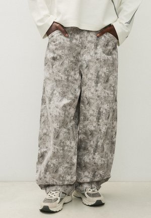 Bershka, PRINTED BARREL - TROUSERS - Pantalon classique - mottled dark grey