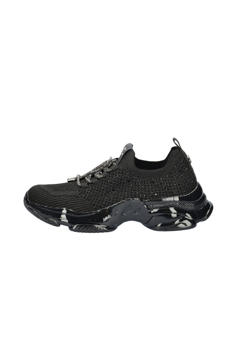 Baskets de sport noires en tricot avec une tige en mesh texturé, une semelle en caoutchouc et des accents métalliques sur les lacets. Présente un design épuré et une languette de traction.