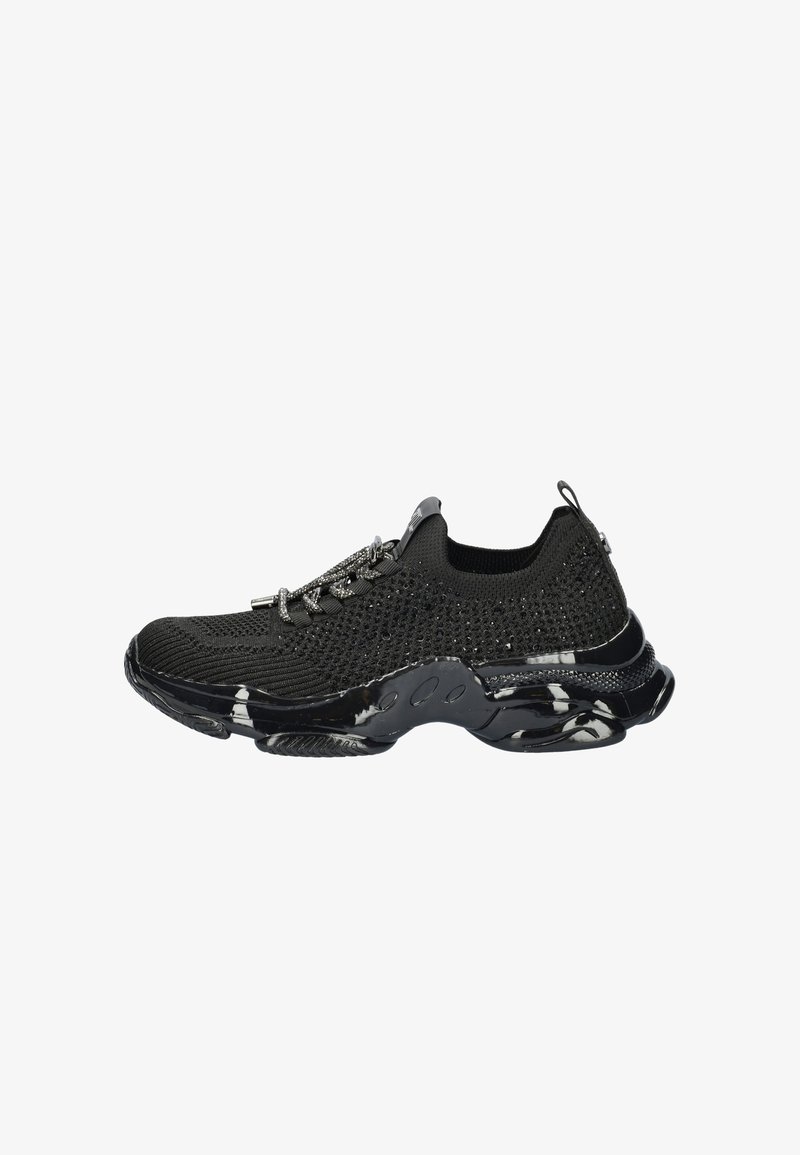 Baskets de sport noires en tricot avec une tige en mesh texturé, une semelle en caoutchouc et des accents métalliques sur les lacets. Présente un design épuré et une languette de traction.