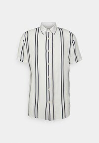 Camisa blanca de manga corta con botones, con rayas verticales en azul marino y beige y un cuello puntiagudo sobre un fondo simple.