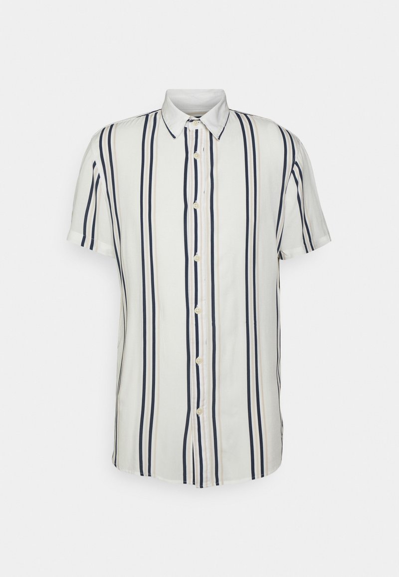 Camisa blanca de manga corta con botones, con rayas verticales en azul marino y beige y un cuello puntiagudo sobre un fondo simple.