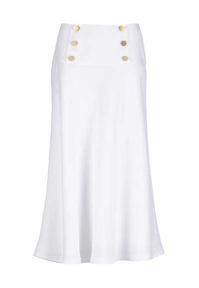 Hvid A-formet midi-nederdel med høj talje og to lodrette rækker med tre guldknapper nær linningen.