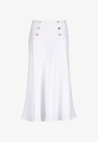 Hvid A-formet midi-nederdel med høj talje og to lodrette rækker med tre guldknapper nær linningen.