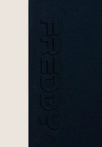 Sudadera de un oscuro azul marino con texto en relieve a lo largo del costado. Tejido suave con una textura lisa, diseño minimalista y sin acentos adicionales.