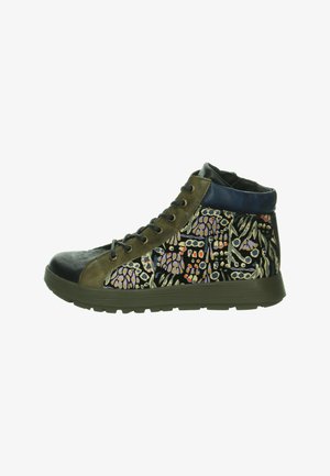 Hoog model sneaker met meerkleurige bloemenpatronen op een zwarte achtergrond; beschikt over groene en blauwe accenten, een gestructureerde rubberen zool en een vetersluiting.