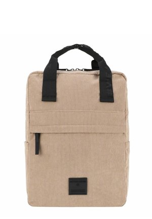Sac à dos en velours côtelé beige avec des sangles en tissu noir, fermeture éclair, poche avant et surface texturée. Présente un écusson noir.