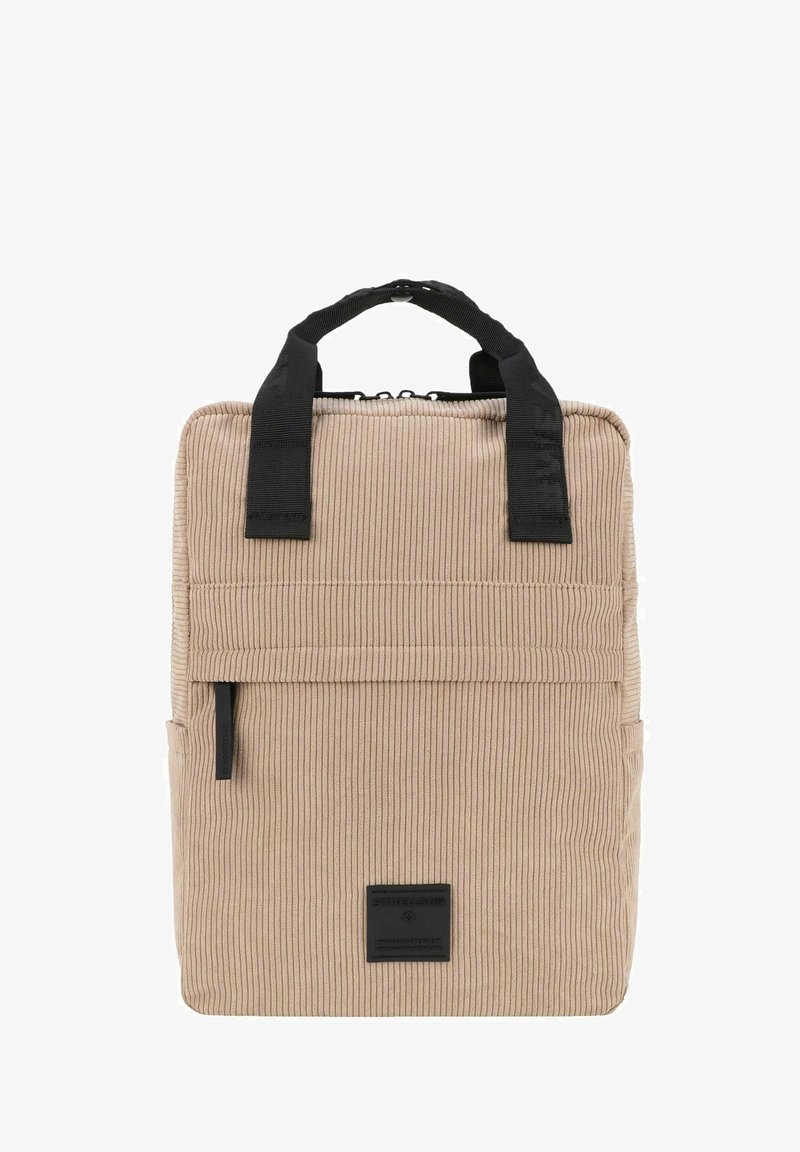 Sac à dos en velours côtelé beige avec des sangles en tissu noir, fermeture éclair, poche avant et surface texturée. Présente un écusson noir.
