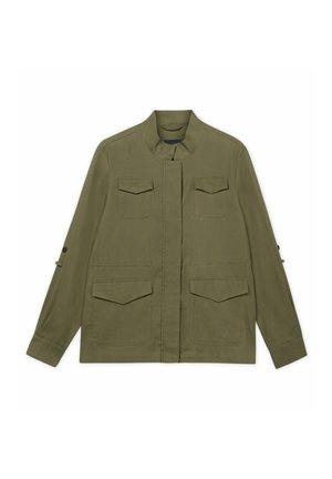 Długa kurtka w oliwkowej zieleni z długimi rękawami, stojącym kołnierzem i czterema przednimi kieszeniami z klapkami, dwiema na wysokości klatki piersiowej i dwiema na wysokości talii.