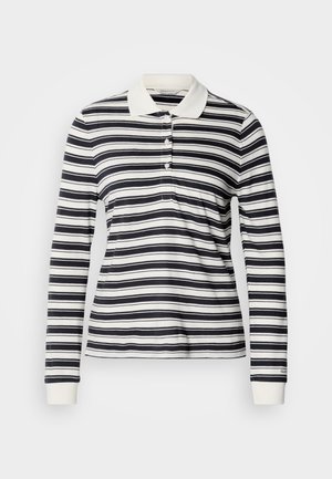 Koszulka polo z długim rękawem w granatowo-białe paski, wykonana z bawełny, z plisą na trzy guziki i ściągaczami przy mankietach. Klasyczny kołnierzyk.