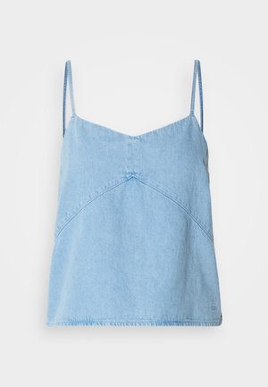 Svijetloplava traper toplina bez rukava s tankim trakama, V-izrezom i geometrijskim šavovima. Mekana tekstura i blago opušteni kroj.