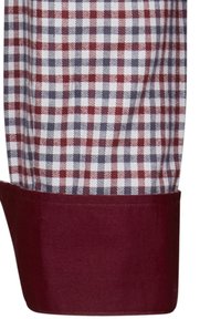 Hemdsärmel mit rot und marinblauem Vichykaro und einem einfarbigen bordeauxfarbenen Besatz. Glattes Material mit einem strukturierten Design.