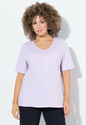 T-shirt à manches courtes lavande en tissu doux, avec un contour blanc d'un lapin sur le devant et un design à col en V.