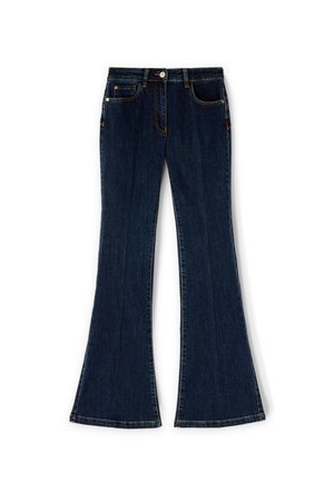 Jeans a zampa in denim blu scuro con tasche anteriori e posteriori, chiusura con bottone e cerniera, e passanti per cintura.