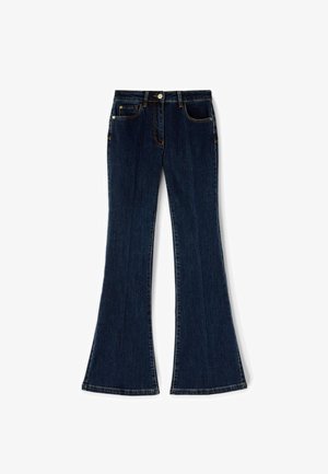 Jeans a zampa in denim blu scuro con tasche anteriori e posteriori, chiusura con bottone e cerniera, e passanti per cintura.