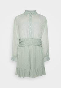 Vestito verde chiaro a maniche lunghe con colletto, chiusura a bottoni, cintura in vita e orlo arricciato. Motivo testurizzato su tutta la stoffa.