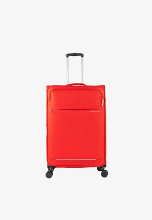 Maleta de tela roja con asa telescópica, dos bolsillos con cremallera, cuatro ruedas negras y un patrón de superficie texturizada.
