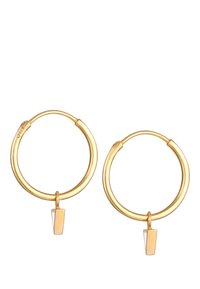 Cercei tip hoop de culoare aurie, cu un pandantiv dreptunghiular. Finisaj metallic neted cu o textură lucioasă. Accente strălucitoare care pun în valoare designul.