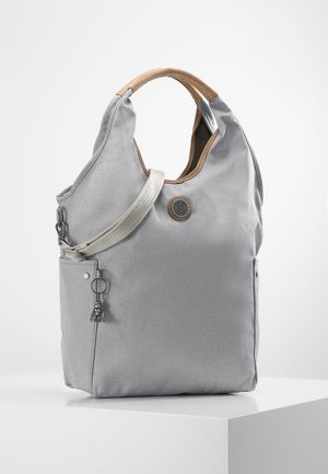 Sac fourre-tout en tissu gris clair avec une poignée beige, une bandoulière amovible, une poche avant et un écusson rond avec logo au centre.