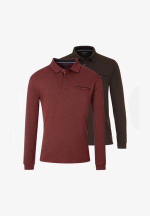 Zwei Langarm-Polohemden: eines in Bordeauxrot mit einer Dreiknopfleiste und einer Brusttasche, das andere in Dunkelbraun. Beide haben einen strukturierten Stoff.
