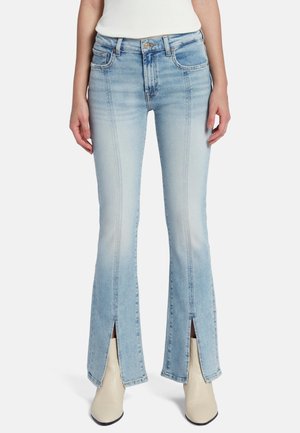 Jeans a zampa leggera di colore azzurro con fessure frontali. Realizzati in denim, presentano un classico design a cinque tasche e una vita media.