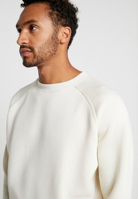 Urban Classics ZIP POCKET CREW - Sportska majica - sand