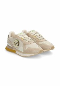 Sneaker beige con materiali in rete e suede, punta arrotondata, lacci, accento circolare dorato e suola crema con inserti gialli.