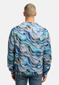 Crewneck sweatshirt med et bølget mønster i blå, grønne og grå nuancer; tekstureret stof; ribbede manchetter og kant; afslappet pasform.