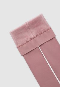 Różowe legginsy z pluszowym, puszystym górnym pasem, charakteryzujące się gładką teksturą i dopasowanym krojem, uzupełnione białymi akcentami po bokach.