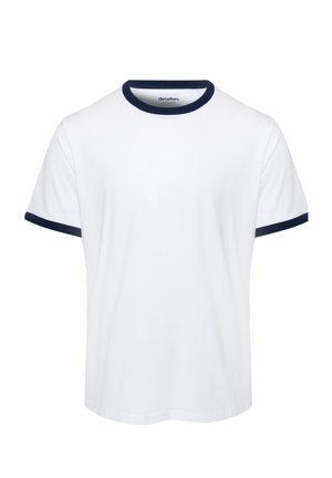 Camiseta blanca de manga corta con cuello y bordes de las mangas en azul marino, frente liso, estilo casual.