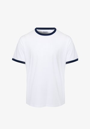 Camiseta blanca de manga corta con cuello y bordes de las mangas en azul marino, frente liso, estilo casual.