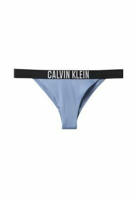 Ropa interior estilo bikini de color azul claro con costillas, con una cinturilla negra que presenta el texto del logo "CALVIN KLEIN" en blanco centrado en la banda.