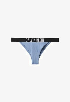 Ropa interior estilo bikini de color azul claro con costillas, con una cinturilla negra que presenta el texto del logo "CALVIN KLEIN" en blanco centrado en la banda.