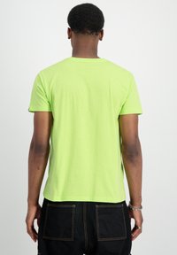 Alpha Industries Triko s potiskem - hornet green