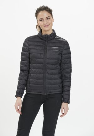 Veste noire rembourrée avec un col montant, fermeture éclair à l'avant et motif matelassé horizontal. Texture lisse et design ajusté.