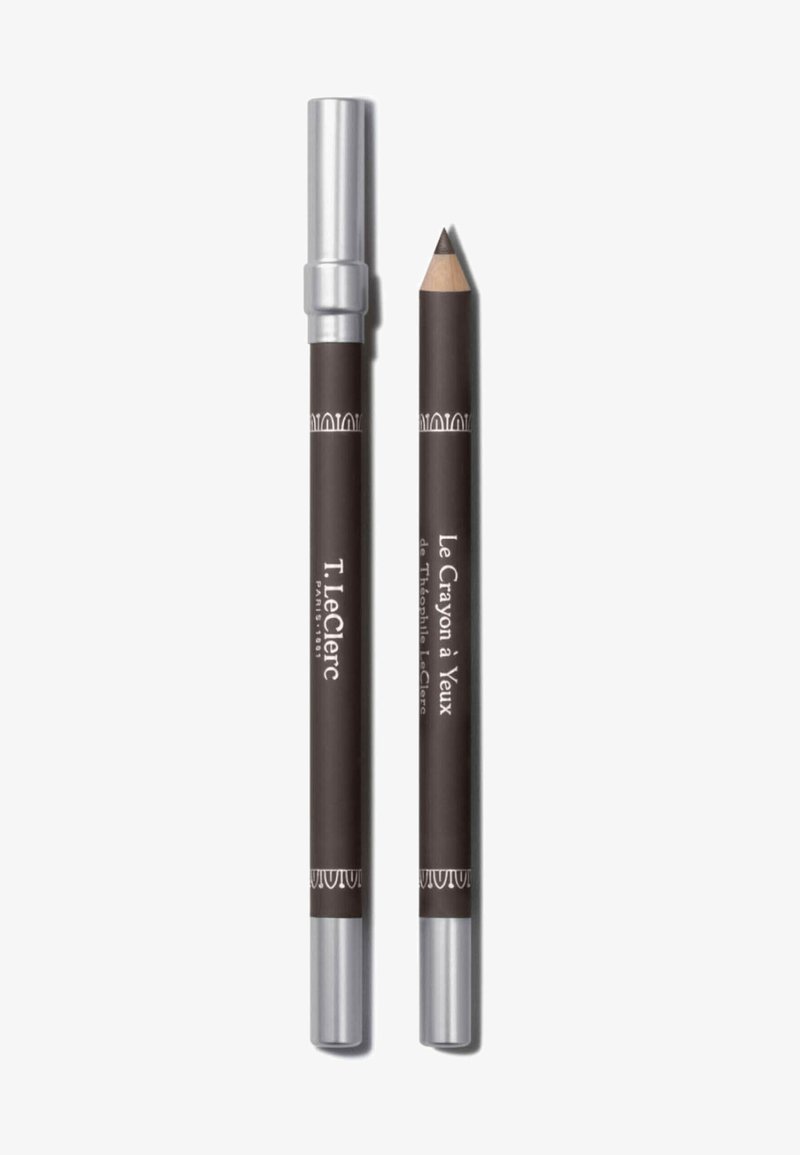Crayon pour les yeux marron avec un capuchon argenté, présentant une pointe taillée et un texte en relief. Texture lisse, forme cylindrique, et design minimaliste.