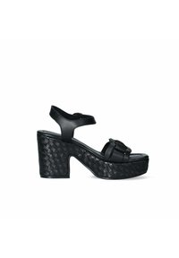 Sandali platform neri con tacco a trama intrecciata, dotati di cinturini larghi e di una cinghia alla caviglia per supporto. Finitura in pelle liscia.