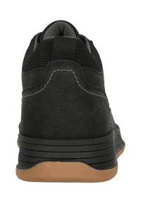 Schwarzer Sneaker mit einem strukturierten Lederoberteil, Mesh-Einsätzen, Gummisohle und kontrastierender, tanfarbener Sohle. Merkmale sind dezente Nähte und eine Zuglasche an der Rückseite.