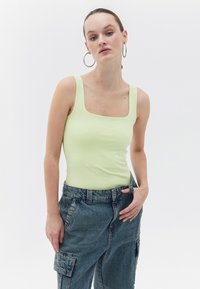 OXXO STRETCH SINGLET - Linne - shadow lime