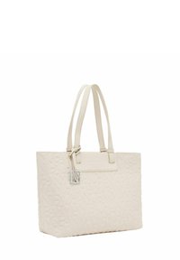 Borsa a tracolla beige con design del logo testurizzato, maniglie doppie, forma rettangolare e dettagli in hardware argentato. Materiale liscio con una finitura pulita.